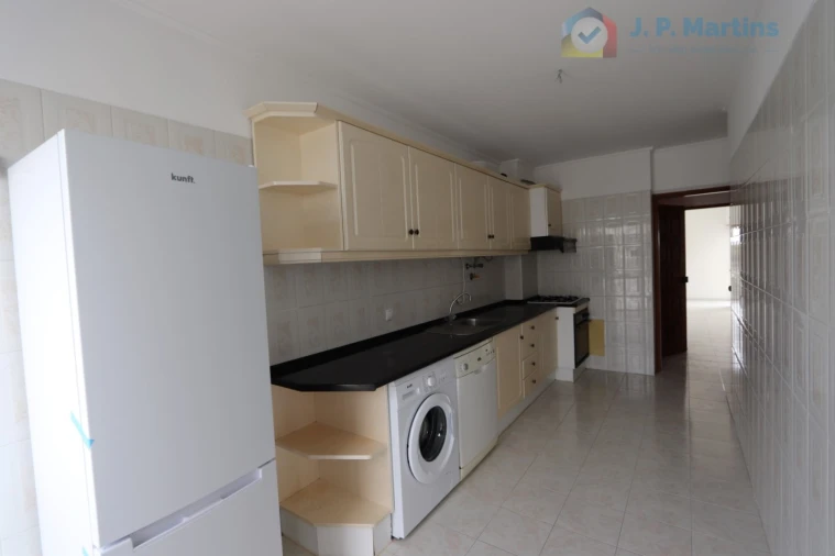 Apartamento T3 para Venda em Charneca de Caparica e Sobreda Foto 2