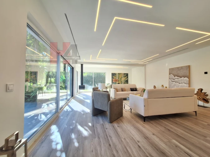 Moradia T4 para Venda em Charneca de Caparica e Sobreda