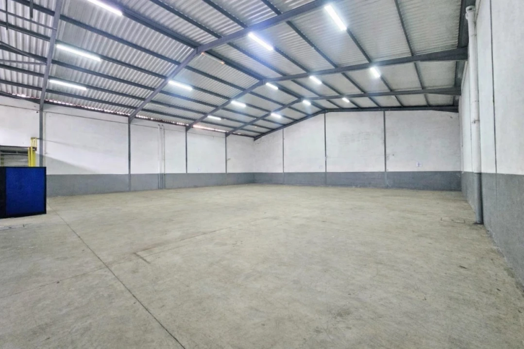 Armazém para Arrendamento em Castêlo da Maia Foto 1