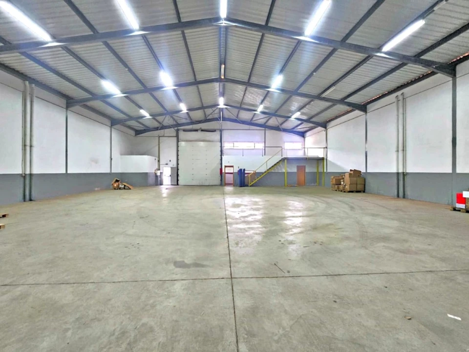 Armazém para Arrendamento em Castêlo da Maia Foto 2