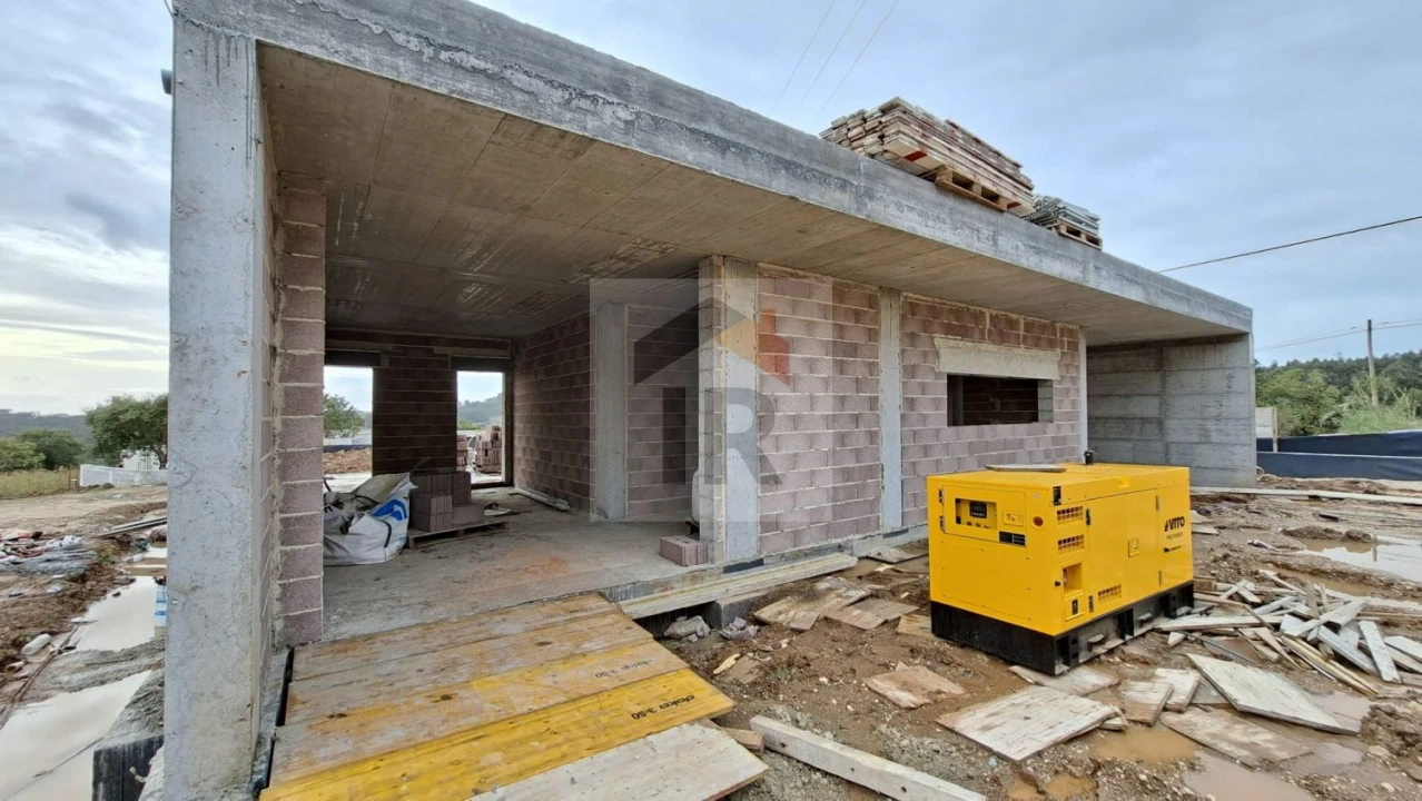 Moradia T3 para Venda em Salir de Matos Foto 8