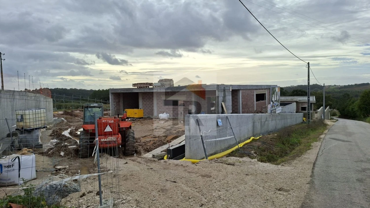 Moradia T3 para Venda em Salir de Matos Foto 18