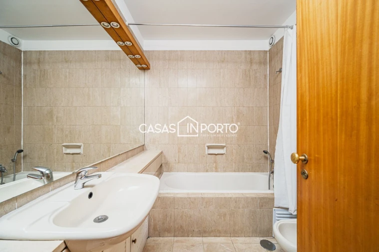 Apartamento T4 para Arrendamento em Aldoar, Foz do Douro e Nevogilde Foto 25