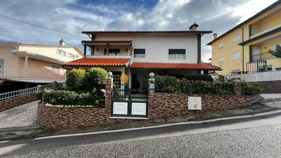 Moradia T4 para Venda em Brasfemes Foto 1