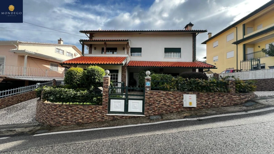 Moradia T4 para Venda em Brasfemes Foto 1