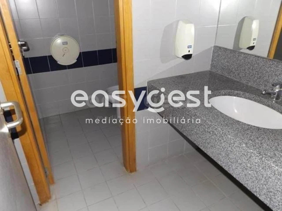 Loja para Venda em Amiais de Baixo Foto 8