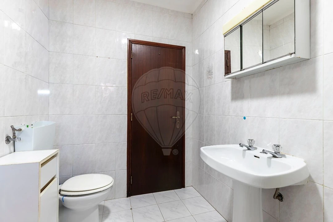 Moradia T2 para Venda em Miragaia e Marteleira Foto 12