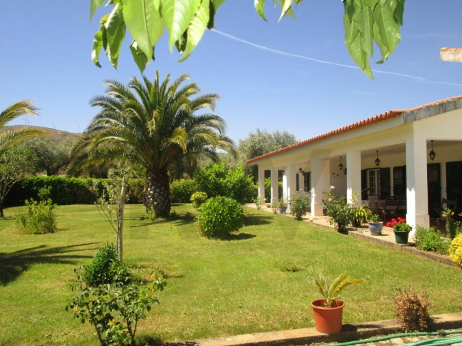 Moradia T5 para Venda em Chacim Foto 6