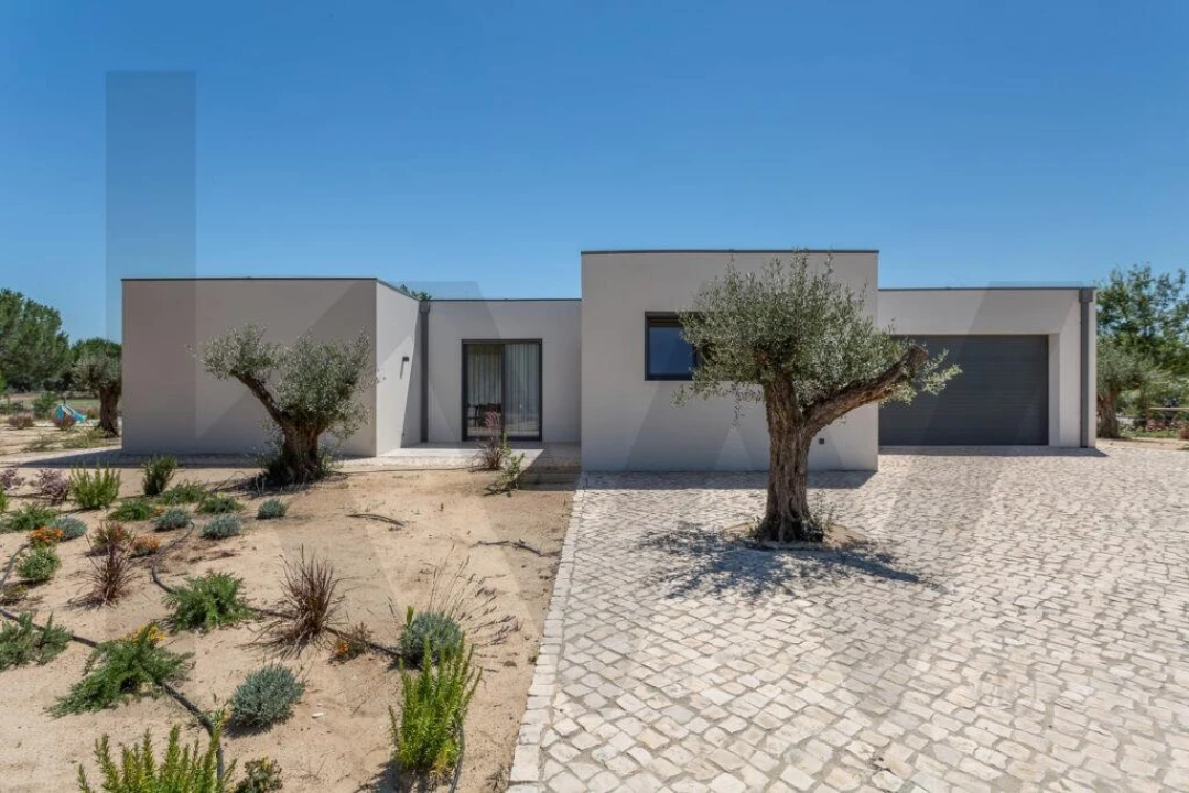 Moradia T4 para Arrendamento em Santo Estêvão Foto 8