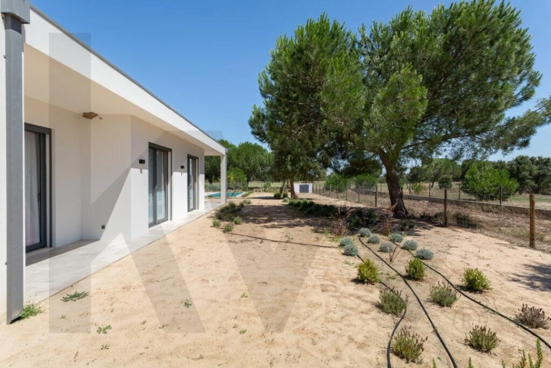 Moradia T4 para Arrendamento em Santo Estêvão Foto 5