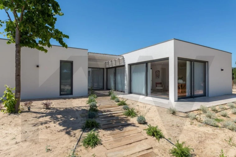 Moradia T4 para Arrendamento em Santo Estêvão Foto 3