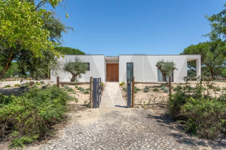 Moradia T4 para Arrendamento em Santo Estêvão Foto 1