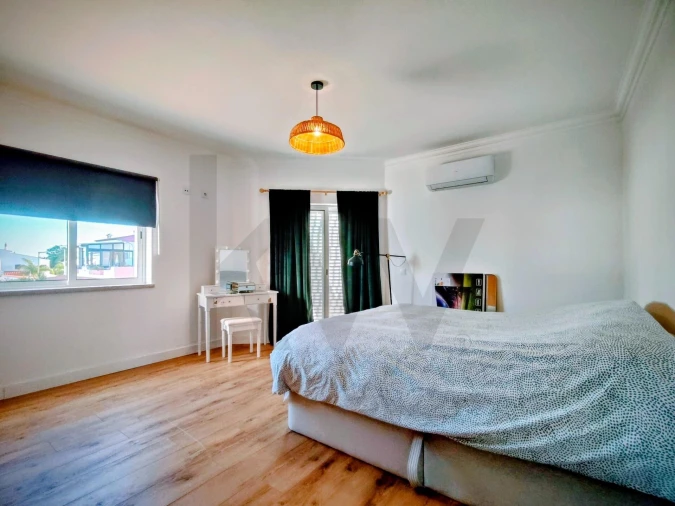 Moradia T4 para Venda em Quelfes Foto 16