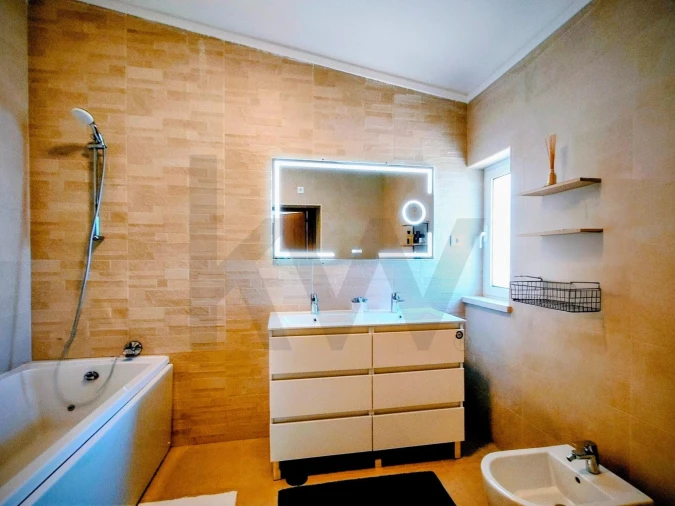 Moradia T4 para Venda em Quelfes Foto 18