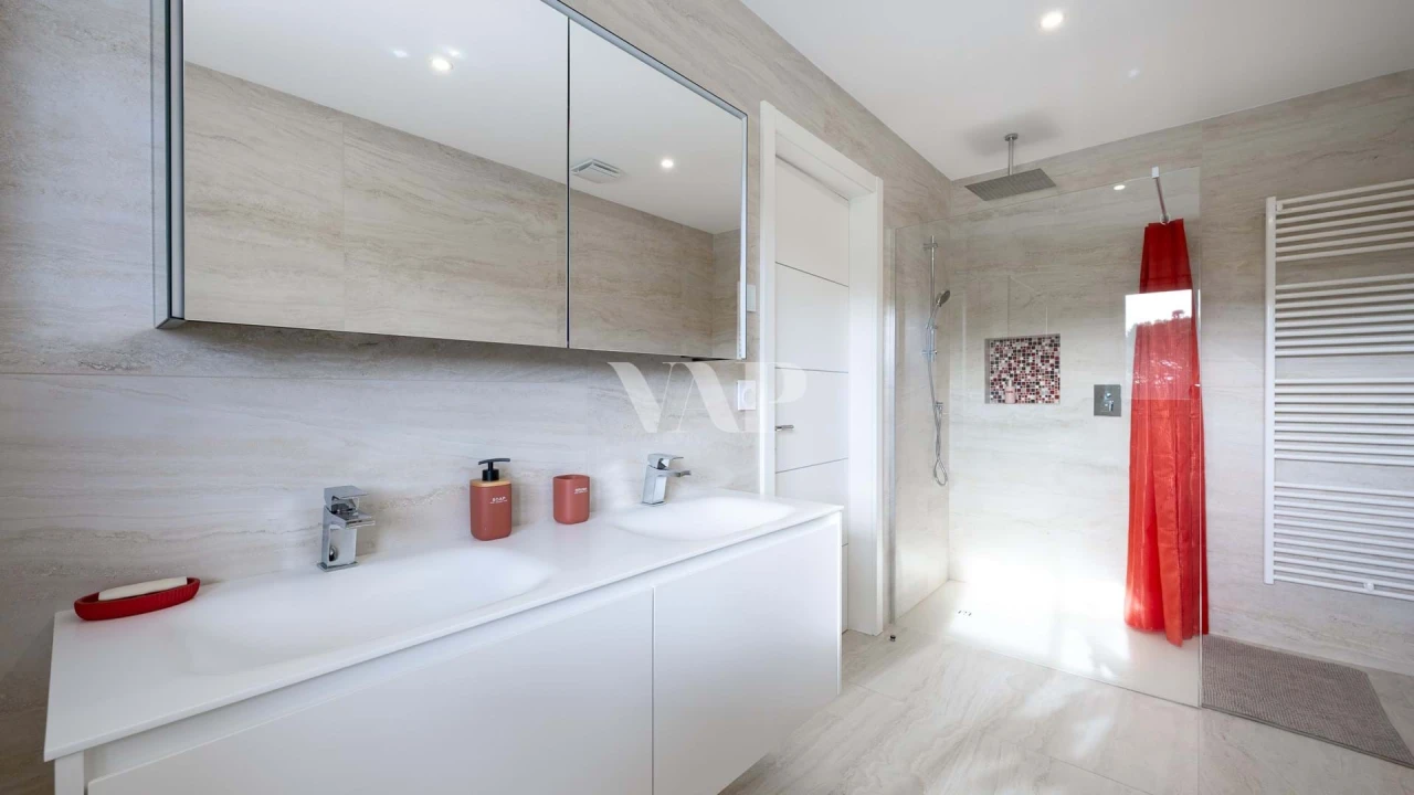 Moradia T6 para Venda em Quarteira Foto 29