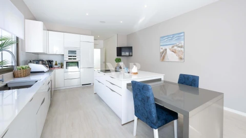 Moradia T6 para Venda em Quarteira