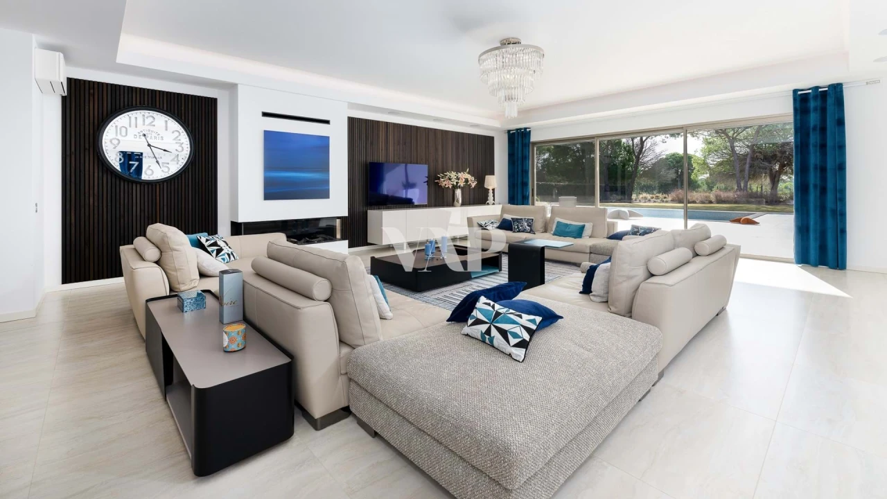 Moradia T6 para Venda em Quarteira Foto 3