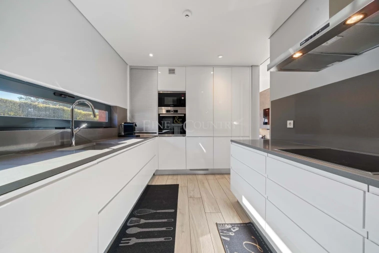 Moradia T4 para Venda em Quarteira Foto 5