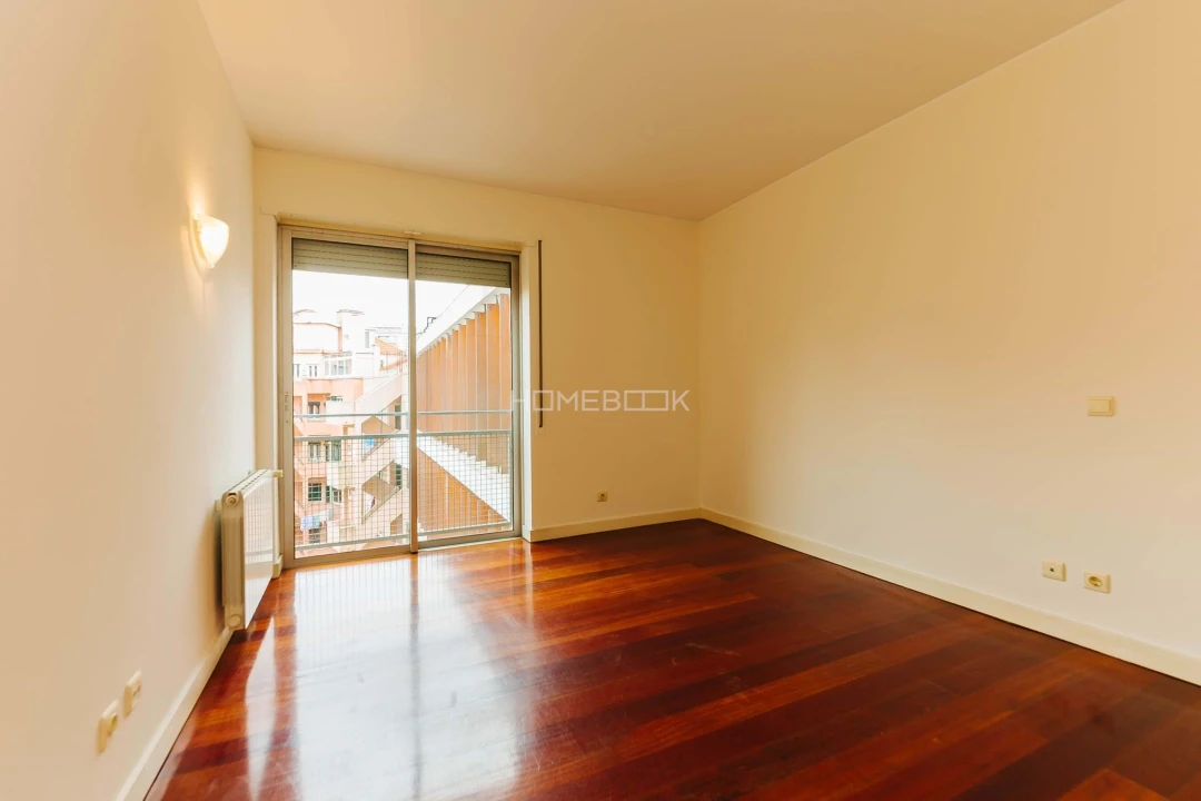 Apartamento T2 para Arrendamento em Campo de Ourique Foto 6