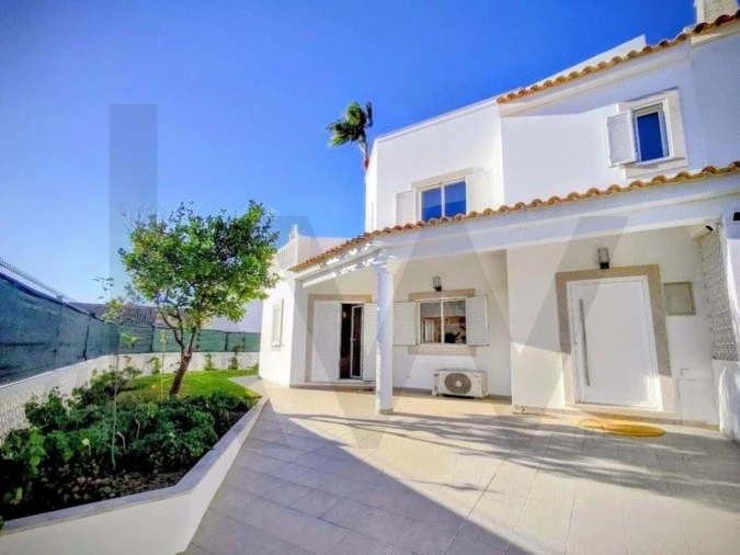 Moradia T4 para Venda em Quelfes