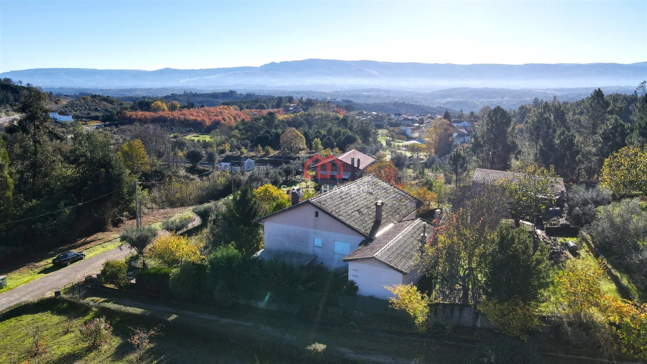 Moradia T5 para Venda em Santiago de Cassurrães e Póvoa de Cervães Foto 3