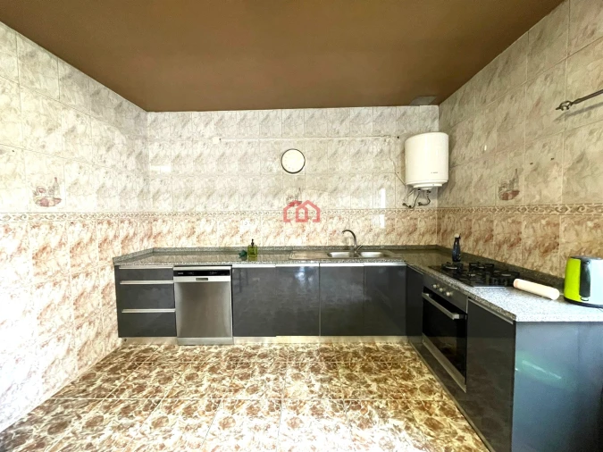 Moradia T5 para Venda em Santiago de Cassurrães e Póvoa de Cervães Foto 10