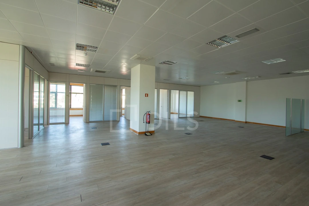 Escritório para Arrendamento em Santa Maria e São Miguel, São Martinho, São Pedro Penaferrim Foto 8