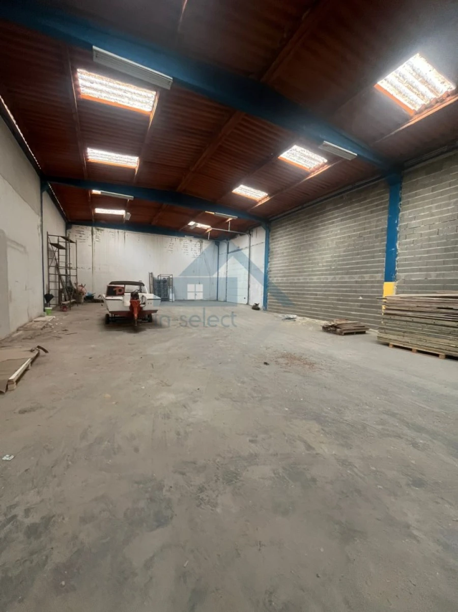 Armazém para Arrendamento em Pechão