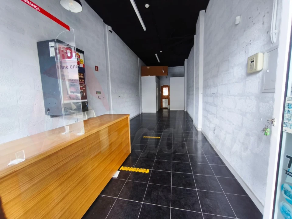 Loja para Arrendamento em Caniço Foto 5