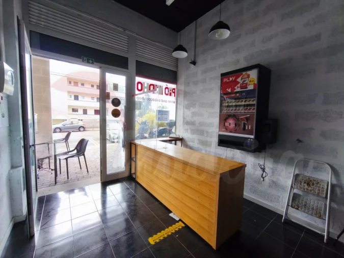 Loja para Arrendamento em Caniço Foto 6