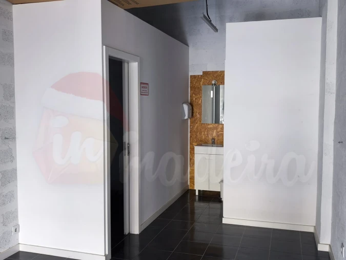 Loja para Arrendamento em Caniço Foto 8