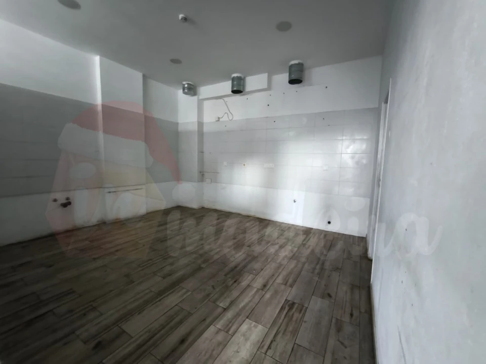 Loja para Arrendamento em Caniço Foto 7