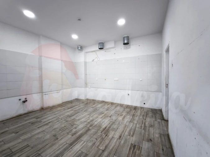 Loja para Arrendamento em Caniço Foto 6