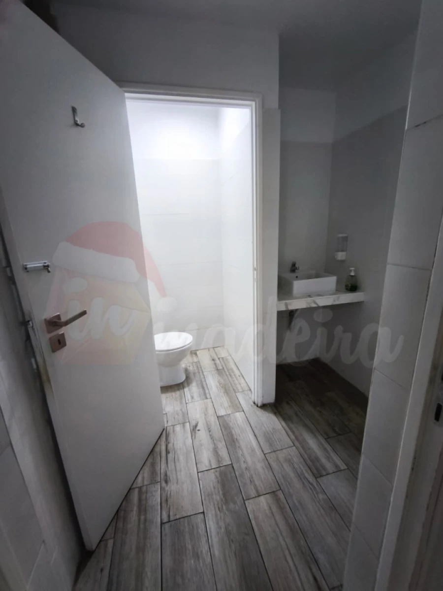 Loja para Arrendamento em Caniço Foto 9