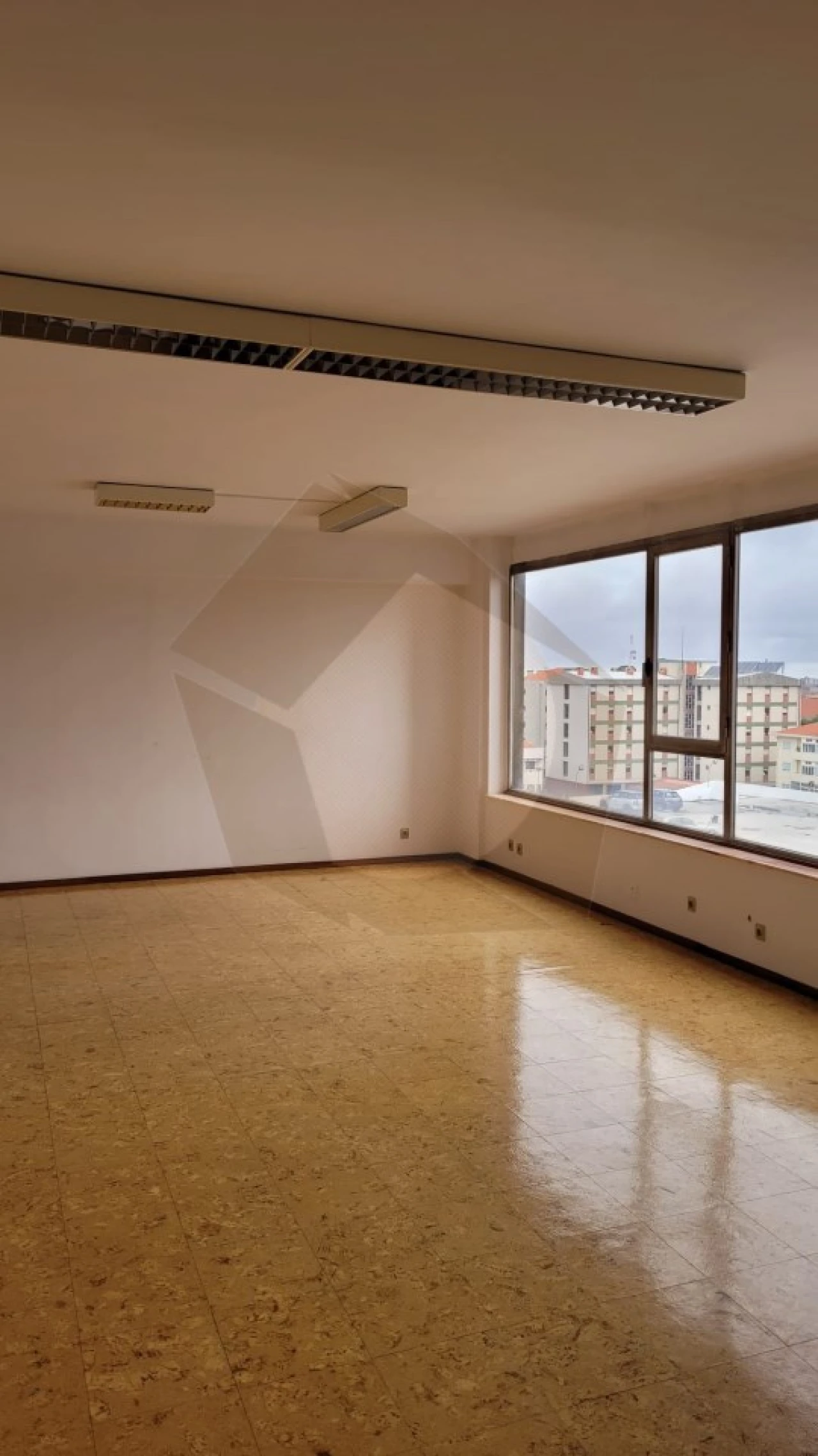 Escritório para Arrendamento em Paranhos Foto 2