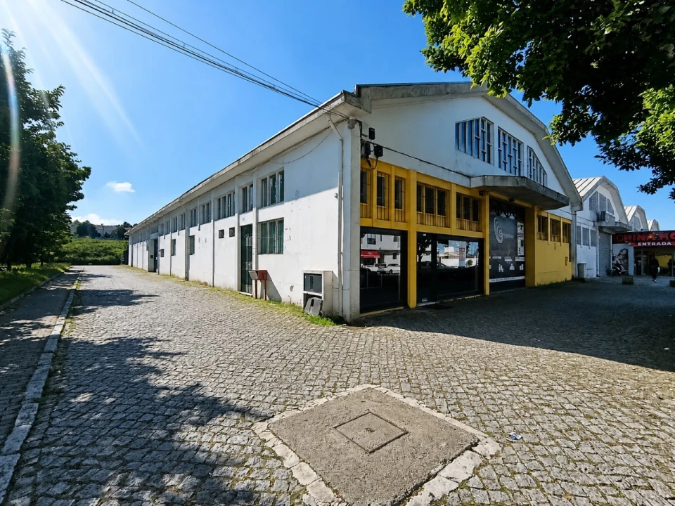 Armazém para Arrendamento em Milheiros Foto 1