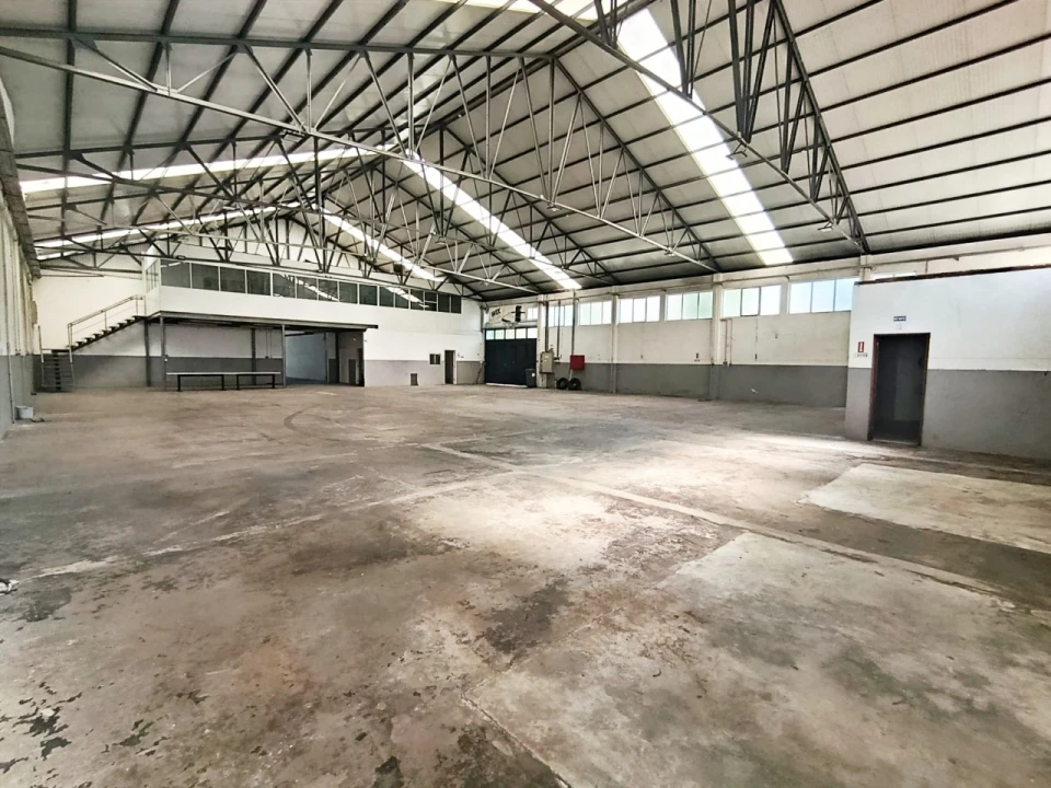Armazém para Arrendamento em Milheiros Foto 3