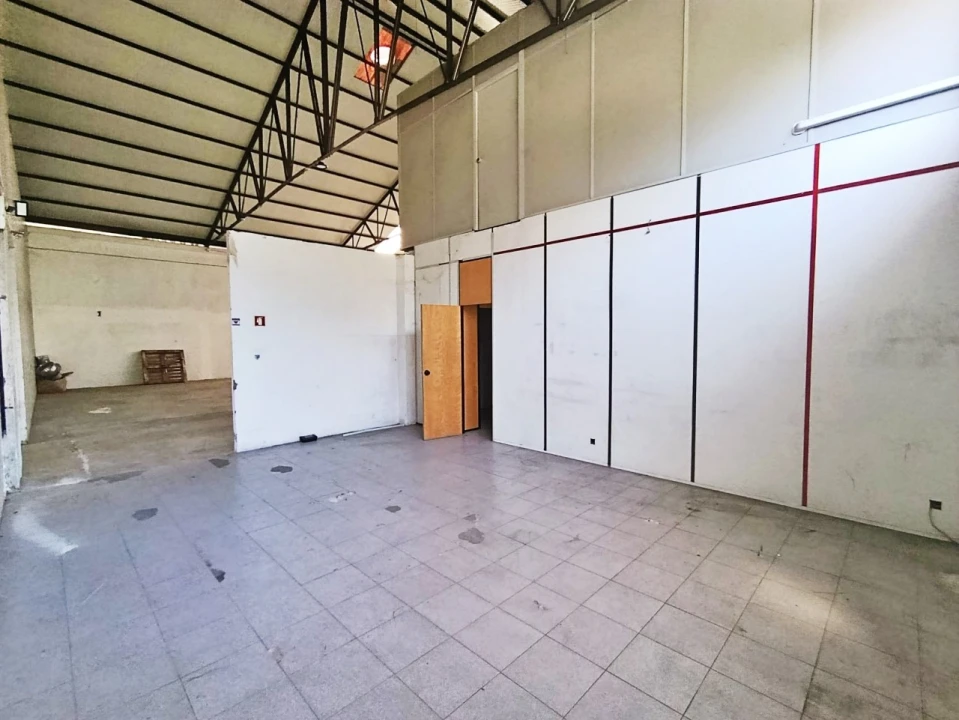 Armazém para Arrendamento em Milheiros Foto 10