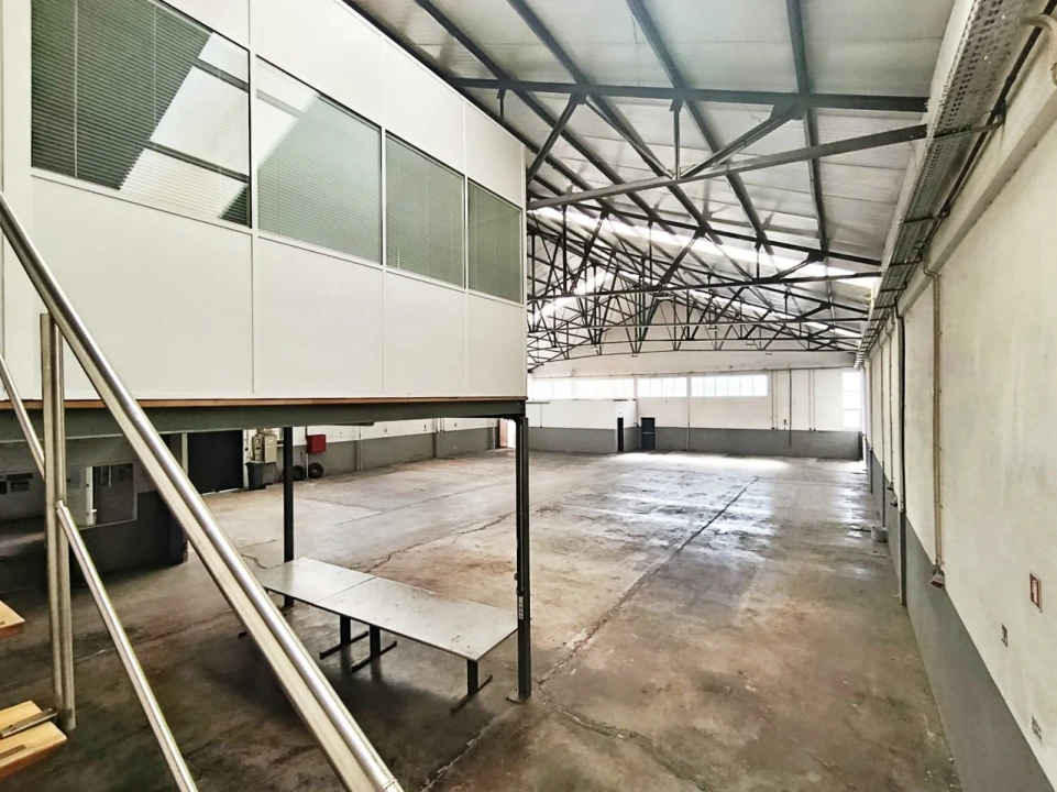 Armazém para Arrendamento em Milheiros Foto 16