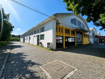 Armazém para Arrendamento em Milheiros