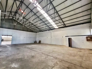 Armazém para Arrendamento em Milheiros