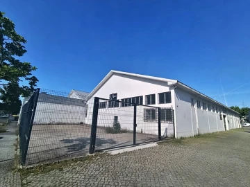 Armazém para Arrendamento em Milheiros