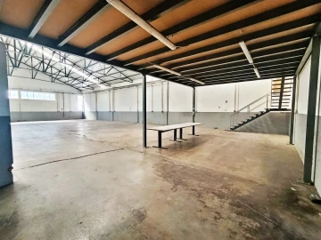 Armazém para Arrendamento em Milheiros