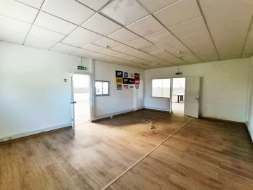 Armazém para Arrendamento em Milheiros