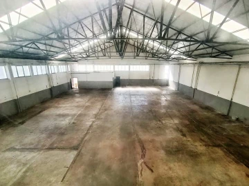 Armazém para Arrendamento em Milheiros