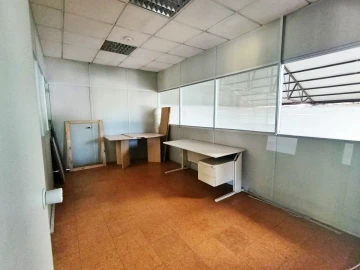 Armazém para Arrendamento em Milheiros