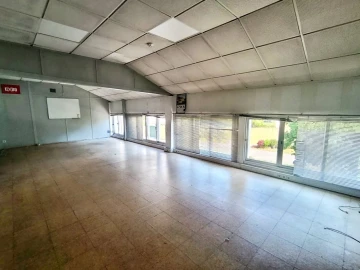 Armazém para Arrendamento em Milheiros