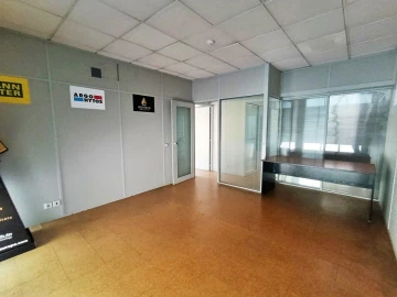 Armazém para Arrendamento em Milheiros
