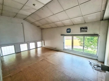 Armazém para Arrendamento em Milheiros