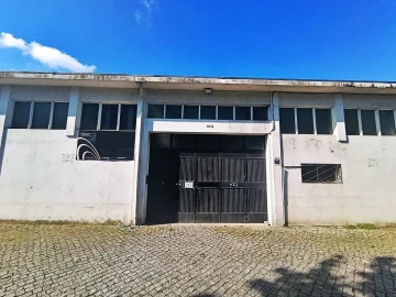 Armazém para Arrendamento em Milheiros